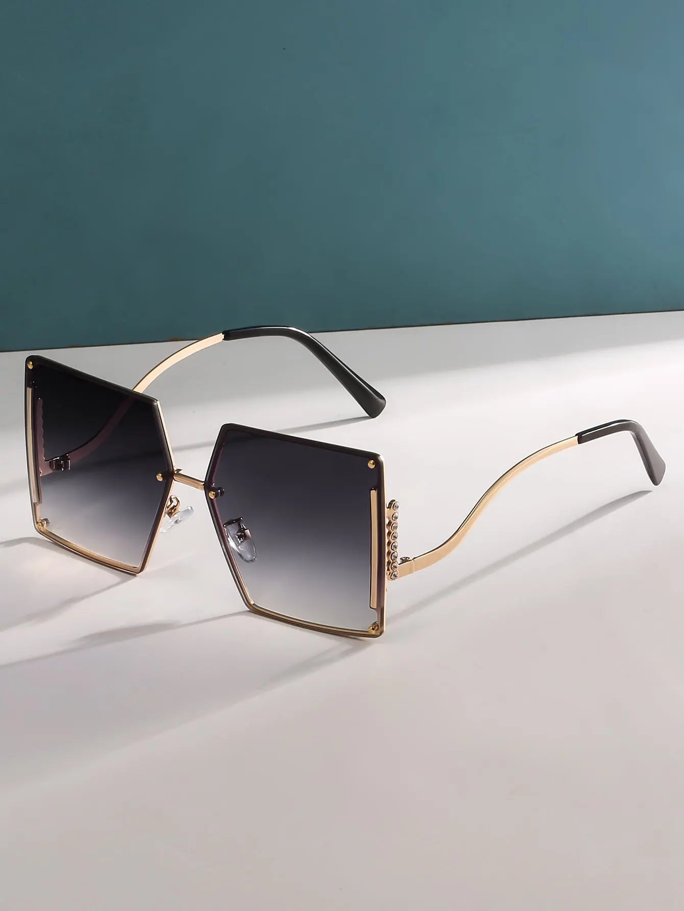 Chic Square Studded Frame Sungasses - Suncollections