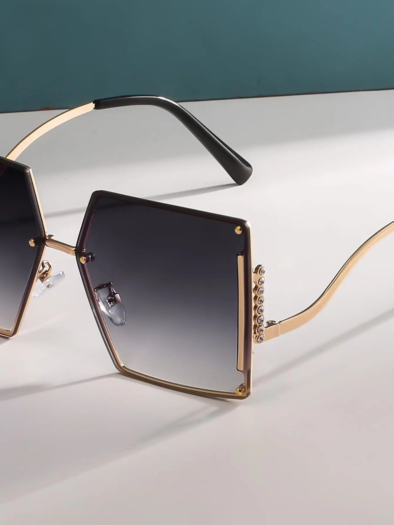 Chic Square Studded Frame Sungasses - Suncollections