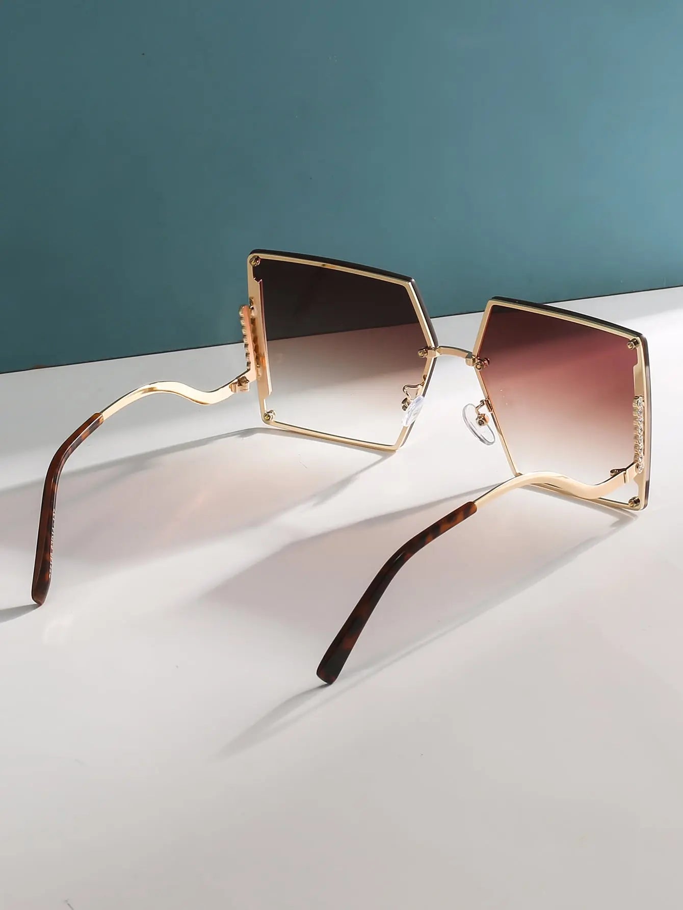 Chic Square Studded Frame Sungasses - Suncollections